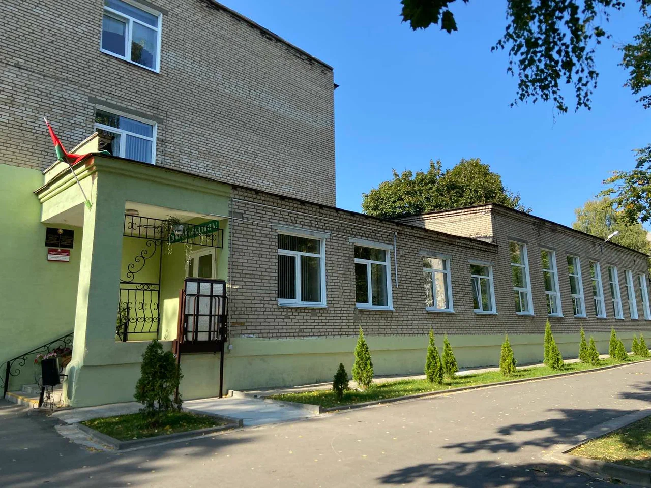 Вход в среднюю школу № 9 г. Могилёва